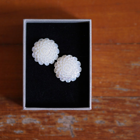 White Mother Pearl floral ear studs (L)